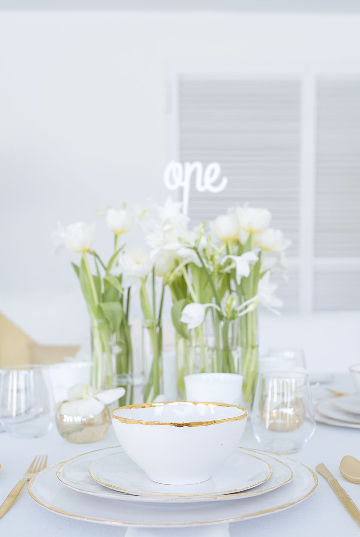 calista-one-lista-de-bodas-online-blog-de-bodas-decoracion-mesa-blanco-y-dorado-2